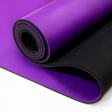 El Grip Yoga Mat brinda un excelente agarre, repelencia al agua y rápida disipación del calor.  Está formado por dos capas. La superior está diseñada en PU para absorber el sudor y la inferior de caucho  para que tu tapete no se mueva en el piso.  Este tapete es excelente si realizas tu práctica en zonal de temperaturas elevadas.