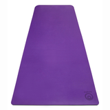 El Grip Yoga Mat brinda un excelente agarre, repelencia al agua y rápida disipación del calor.  Está formado por dos capas. La superior está diseñada en PU para absorber el sudor y la inferior de caucho  para que tu tapete no se mueva en el piso.  Este tapete es excelente si realizas tu práctica en zonal de temperaturas elevadas.