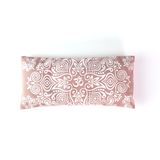 La Almohadilla de Shavasana, o antifaz relajante para ojos, nos brinda una relajación inigualable gracias a su relleno de lavanda francesa, semillas y hierbas aromáticas. El “Shavasana” o “Asana” es una postura que se realiza al final cada práctica. Esta postura es para relajar cada una de las partes del cuerpo y así poder aclarar nuestra mente de los problemas cotidianos, pues con la mezcla de lavanda francesa, lavandilla mexicana, manzanilla y linaza crea una fusión de aroma inigualable y fresco.