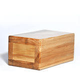 Este Bloque o cubo de Madera para Yoga, es el accesorio ideal para tu práctica, ya que te proporciona un apoyo en las posturas que requieren de una mejor alineación o equilibrio. Este cubo o bloque de yoga es único en su tipo ya que cuenta con medidas más grandes que el promedio para brindarte mayor estabilidad y comodidad. Mide 23 X 15 X 10 cms y está hecho de madera de pino.
