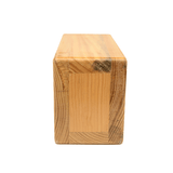 Este Bloque o cubo de Madera para Yoga, es el accesorio ideal para tu práctica, ya que te proporciona un apoyo en las posturas que requieren de una mejor alineación o equilibrio. Este cubo o bloque de yoga es único en su tipo ya que cuenta con medidas más grandes que el promedio para brindarte mayor estabilidad y comodidad. Mide 23 X 15 X 10 cms y está hecho de madera de pino.