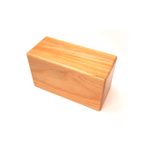Este Bloque o cubo de Madera para Yoga, es el accesorio ideal para tu práctica, ya que te proporciona un apoyo en las posturas que requieren de una mejor alineación o equilibrio. Este cubo o bloque de yoga es único en su tipo ya que cuenta con medidas más grandes que el promedio para brindarte mayor estabilidad y comodidad. Mide 23 X 15 X 10 cms y está hecho de madera de pino.