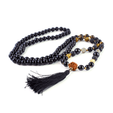 Los japamalas ayudan al meditador a mantener la cuenta de los mantras en una serie de 108 cuentas, y así lo ayudan a mantener su concentración. De igual manera, los mantras nos ayudan a liberar nuestra mente de pensamientos o emociones negativas, al enfocar nuestra energía y atención en la meditación. El mantra es la manifestación en sonido de la cualidad iluminada o la deidad.