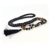 Los japamalas ayudan al meditador a mantener la cuenta de los mantras en una serie de 108 cuentas, y así lo ayudan a mantener su concentración. De igual manera, los mantras nos ayudan a liberar nuestra mente de pensamientos o emociones negativas, al enfocar nuestra energía y atención en la meditación. El mantra es la manifestación en sonido de la cualidad iluminada o la deidad.