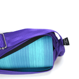 Este Portamat es ideal para transportar y proteger tu tapete. Elaborado con tela de microfibra repelente al agua, la cinta es de alta seguridad, y es ajustable. Cabe hasta un tapete de yoga grueso de 8mm. Muchas veces los tapetes de yoga son costosos; esta bolsa para tapetes de yoga te ayuda a protegerlos de la intemperie y posibles daños. Tiene una amplia bolsa lateral para guardar tus cosas y no cargar de más al salir. Es práctico, cómodo y muy original.