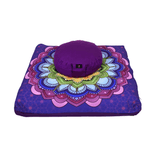 Este paquete de zafu y zabutón es perfecto para estar cómodo y concentrarte mejor en tu práctica de meditación. El zafu es un cojín para meditar, ergonómico y se amolda perfectamente a tu pelvis, pues está relleno de cascarilla de café. El zabutón es un pequeño colchón rectangular utilizado bajo el zafu, banco o cojín de meditación, aísla el frío del piso y reduce el impacto de los tobillos y rodillas contra el suelo.