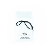 La pulsera de hilo negro de protección es un accesorio clave para recordar buscar tu balance energético e interior. En muchas tradiciones se utiliza el hilo rojo como un elemento de protección, un recordatorio de enfoque mental para balancear la mente y emociones.