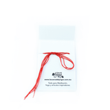 La pulsera de hilo rojo es un accesorio clave para sentirte seguro y protegido. En muchas tradiciones se utiliza el hilo rojo como un elemento de protección, un recordatorio de enfoque mental para balancear la mente y emociones.