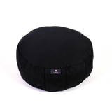 Zafu negro marca Cudegui o cojín de meditación ergonómico, se amolda a tu cuerpo, pues está relleno de cascarilla de café. Es muy cómodo, para que puedas concentrarte en la meditación