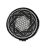 Zafu protección plateado  marca Cudegui o cojín de meditación ergonómico, se amolda a tu cuerpo, pues está relleno de cascarilla de café. Es muy cómodo, para que puedas concentrarte en la meditación y no en la incomodidad de espalda o piernas. Diseño de Mandala inspirado en la protección e infinito potencial de transformación.