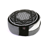 Zafu protección plateado  marca Cudegui o cojín de meditación ergonómico, se amolda a tu cuerpo, pues está relleno de cascarilla de café. Es muy cómodo, para que puedas concentrarte en la meditación y no en la incomodidad de espalda o piernas. Diseño de Mandala inspirado en la protección e infinito potencial de transformación.