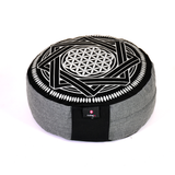 Zafu protección plateado  marca Cudegui o cojín de meditación ergonómico, se amolda a tu cuerpo, pues está relleno de cascarilla de café. Es muy cómodo, para que puedas concentrarte en la meditación y no en la incomodidad de espalda o piernas. Diseño de Mandala inspirado en la protección e infinito potencial de transformación.