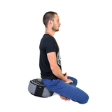 Zafu protección plateado  marca Cudegui o cojín de meditación ergonómico, se amolda a tu cuerpo, pues está relleno de cascarilla de café. Es muy cómodo, para que puedas concentrarte en la meditación y no en la incomodidad de espalda o piernas. Diseño de Mandala inspirado en la protección e infinito potencial de transformación.