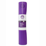 El Grip Yoga Mat brinda un excelente agarre, repelencia al agua y rápida disipación del calor.  Está formado por dos capas. La superior está diseñada en PU para absorber el sudor y la inferior de caucho  para que tu tapete no se mueva en el piso.  Este tapete es excelente si realizas tu práctica en zonal de temperaturas elevadas.