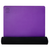 El Grip Yoga Mat brinda un excelente agarre, repelencia al agua y rápida disipación del calor.  Está formado por dos capas. La superior está diseñada en PU para absorber el sudor y la inferior de caucho  para que tu tapete no se mueva en el piso.  Este tapete es excelente si realizas tu práctica en zonal de temperaturas elevadas.