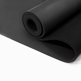 El Grip Yoga Mat brinda un excelente agarre, repelencia al agua y rápida disipación del calor.  Está formado por dos capas. La superior está diseñada en PU para absorber el sudor y la inferior de caucho  para que tu tapete no se mueva en el piso.  Este tapete es excelente si realizas tu práctica en zonal de temperaturas elevadas.