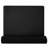 El Grip Yoga Mat brinda un excelente agarre, repelencia al agua y rápida disipación del calor.  Está formado por dos capas. La superior está diseñada en PU para absorber el sudor y la inferior de caucho  para que tu tapete no se mueva en el piso.  Este tapete es excelente si realizas tu práctica en zonal de temperaturas elevadas.