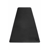 El Grip Yoga Mat brinda un excelente agarre, repelencia al agua y rápida disipación del calor.  Está formado por dos capas. La superior está diseñada en PU para absorber el sudor y la inferior de caucho  para que tu tapete no se mueva en el piso.  Este tapete es excelente si realizas tu práctica en zonal de temperaturas elevadas.