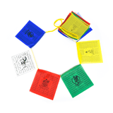 Las Banderas de Oración tibetanas son una de las imágenes más representativas de países como Tibet, Nepal y Bhután. Son una presencia constante que desde lo más alto de las pagodas, los tejados y los árboles, se celebra una fiesta sin final, llenando el ambiente de alegría y bendiciones.