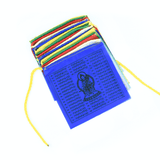 Las Banderas de Oración tibetanas son una de las imágenes más representativas de países como Tibet, Nepal y Bhután. Son una presencia constante que desde lo más alto de las pagodas, los tejados y los árboles, se celebra una fiesta sin final, llenando el ambiente de alegría y bendiciones.