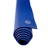 El Mat Pro Manduka, es un tapete extra grueso de 6mm que brinda mayor amortiguamiento y comodidad durante tu práctica de yoga, ya que es un mat de alta densidad, cuenta con garantía de por vida por parte de la marca. Es suficientemente acojinado para no lastimar tus rodillas y articulaciones. Incluso se recomienda para personas de edad avanzada. Este tapete te brindará el soporte y agarre que necesitas. Es el tapete más recomendado por los maestros de yoga en el mundo.