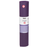 El Mat Pro Manduka, es un tapete extra grueso de 6mm que brinda mayor amortiguamiento y comodidad durante tu práctica de yoga, ya que es un mat de alta densidad, cuenta con garantía de por vida por parte de la marca. Es suficientemente acojinado para no lastimar tus rodillas y articulaciones. Incluso se recomienda para personas de edad avanzada. Este tapete te brindará el soporte y agarre que necesitas. Es el tapete más recomendado por los maestros de yoga en el mundo.