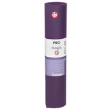 El Mat Pro Manduka, es un tapete extra grueso de 6mm que brinda mayor amortiguamiento y comodidad durante tu práctica de yoga, ya que es un mat de alta densidad, cuenta con garantía de por vida por parte de la marca. Es suficientemente acojinado para no lastimar tus rodillas y articulaciones. Incluso se recomienda para personas de edad avanzada. Este tapete te brindará el soporte y agarre que necesitas. Es el tapete más recomendado por los maestros de yoga en el mundo.