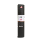 El Mat Pro Manduka, es un tapete extra grueso de 6mm que brinda mayor amortiguamiento y comodidad durante tu práctica de yoga, ya que es un mat de alta densidad, cuenta con garantía de por vida por parte de la marca. Es suficientemente acojinado para no lastimar tus rodillas y articulaciones. Incluso se recomienda para personas de edad avanzada. Este tapete te brindará el soporte y agarre que necesitas. Es el tapete más recomendado por los maestros de yoga en el mundo.