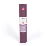 El Mat ProLite Manduka, es un tapete de yoga de grosor estándar que brinda gran comodidad y amortiguación a tú práctica, ya que es un mat de alta densidad, lo que permite que la marca aplique en él garantía de por vida  Es suficientemente acojinado para no lastimar tus rodillas y articulaciones.  Este tapete te brindará el soporte y agarre que necesitas.