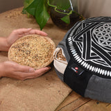 Zafu protección plateado  marca Cudegui o cojín de meditación ergonómico, se amolda a tu cuerpo, pues está relleno de cascarilla de café. Es muy cómodo, para que puedas concentrarte en la meditación y no en la incomodidad de espalda o piernas. Diseño de Mandala inspirado en la protección e infinito potencial de transformación.