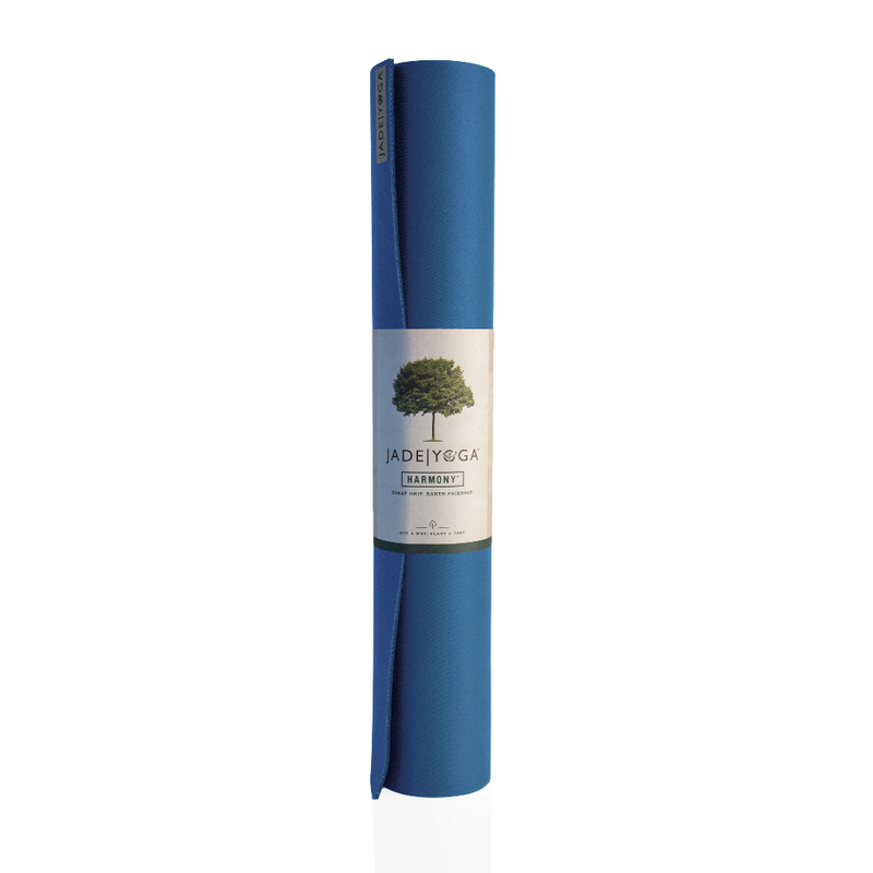 El Mat Fusion Jade, es un tapete extra grueso de 8mm, con un agarre inigualable gracias a que está hecho de caucho 100% natural, que es el mejor antiderrapante del mercado  El Jade Mat Fusion es extremadamente cómodo gracias a sus 8mm de grosor, si tienes problemas de rodillas o en tus articulaciones, este tapete es perfecto para ti.  Los tapetes Jade tienen garantía internacional de ser totalmente amigables con el ambiente, ya que son totalmente biodegradables.