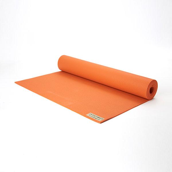 El Mat Fusion Jade, es un tapete extra grueso de 8mm, con un agarre inigualable gracias a que está hecho de caucho 100% natural, que es el mejor antiderrapante del mercado  El Jade Mat Fusion es extremadamente cómodo gracias a sus 8mm de grosor, si tienes problemas de rodillas o en tus articulaciones, este tapete es perfecto para ti.  Los tapetes Jade tienen garantía internacional de ser totalmente amigables con el ambiente, ya que son totalmente biodegradables.