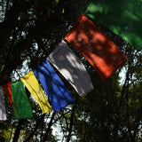 Las Banderas de Oración tibetanas son una de las imágenes más representativas de países como Tibet, Nepal y Bhután. Son una presencia constante que desde lo más alto de las pagodas, los tejados y los árboles, se celebra una fiesta sin final, llenando el ambiente de alegría y bendiciones.