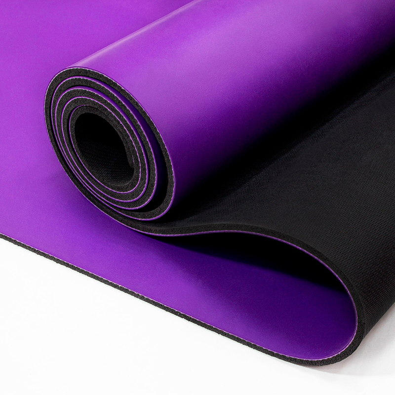 El Grip Yoga Mat brinda un excelente agarre, repelencia al agua y rápida disipación del calor.  Está formado por dos capas. La superior está diseñada en PU para absorber el sudor y la inferior de caucho  para que tu tapete no se mueva en el piso.  Este tapete es excelente si realizas tu práctica en zonal de temperaturas elevadas.