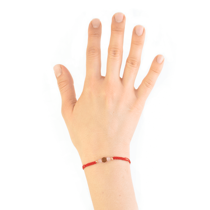 La pulsera de hilo rojo es un accesorio clave para sentirte seguro y protegido. En muchas tradiciones se utiliza el hilo rojo como un elemento de protección, un recordatorio de enfoque mental para balancear la mente y emociones. 