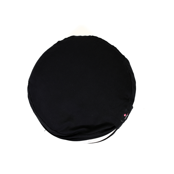 Zafu negro marca Cudegui o cojín de meditación ergonómico, se amolda a tu cuerpo, pues está relleno de cascarilla de café. Es muy cómodo, para que puedas concentrarte en la meditación