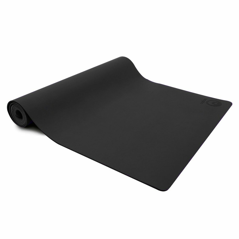 El Grip Yoga Mat brinda un excelente agarre, repelencia al agua y rápida disipación del calor.  Está formado por dos capas. La superior está diseñada en PU para absorber el sudor y la inferior de caucho  para que tu tapete no se mueva en el piso.  Este tapete es excelente si realizas tu práctica en zonal de temperaturas elevadas.