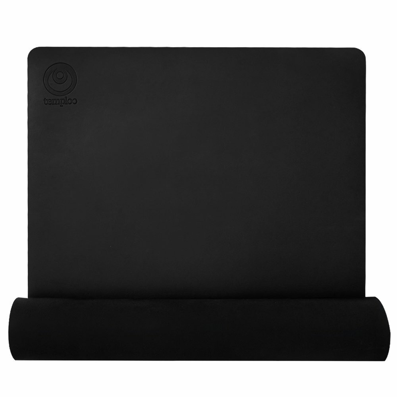 El Grip Yoga Mat brinda un excelente agarre, repelencia al agua y rápida disipación del calor.  Está formado por dos capas. La superior está diseñada en PU para absorber el sudor y la inferior de caucho  para que tu tapete no se mueva en el piso.  Este tapete es excelente si realizas tu práctica en zonal de temperaturas elevadas.