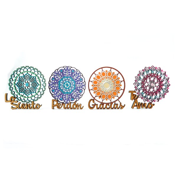 Este set tiene cuatro mandalas de madera pintados a mano con las palabras que curan: Lo siento, Perdón, Gracias, Te amo. Cada mandala tiene símbolos y colores específicos que nos comunican y nos hacen sentir todo lo que contiene y representa cada palabra